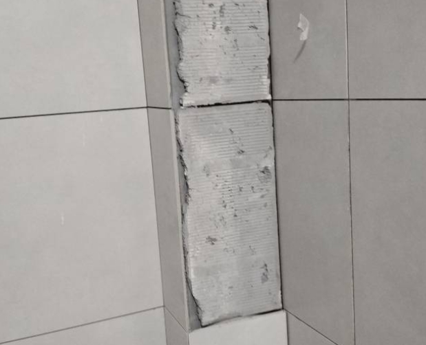 禹州瓷砖空鼓维修公司分享下瓷砖施工前基层浇水润湿程度不足，可能导致以下问题